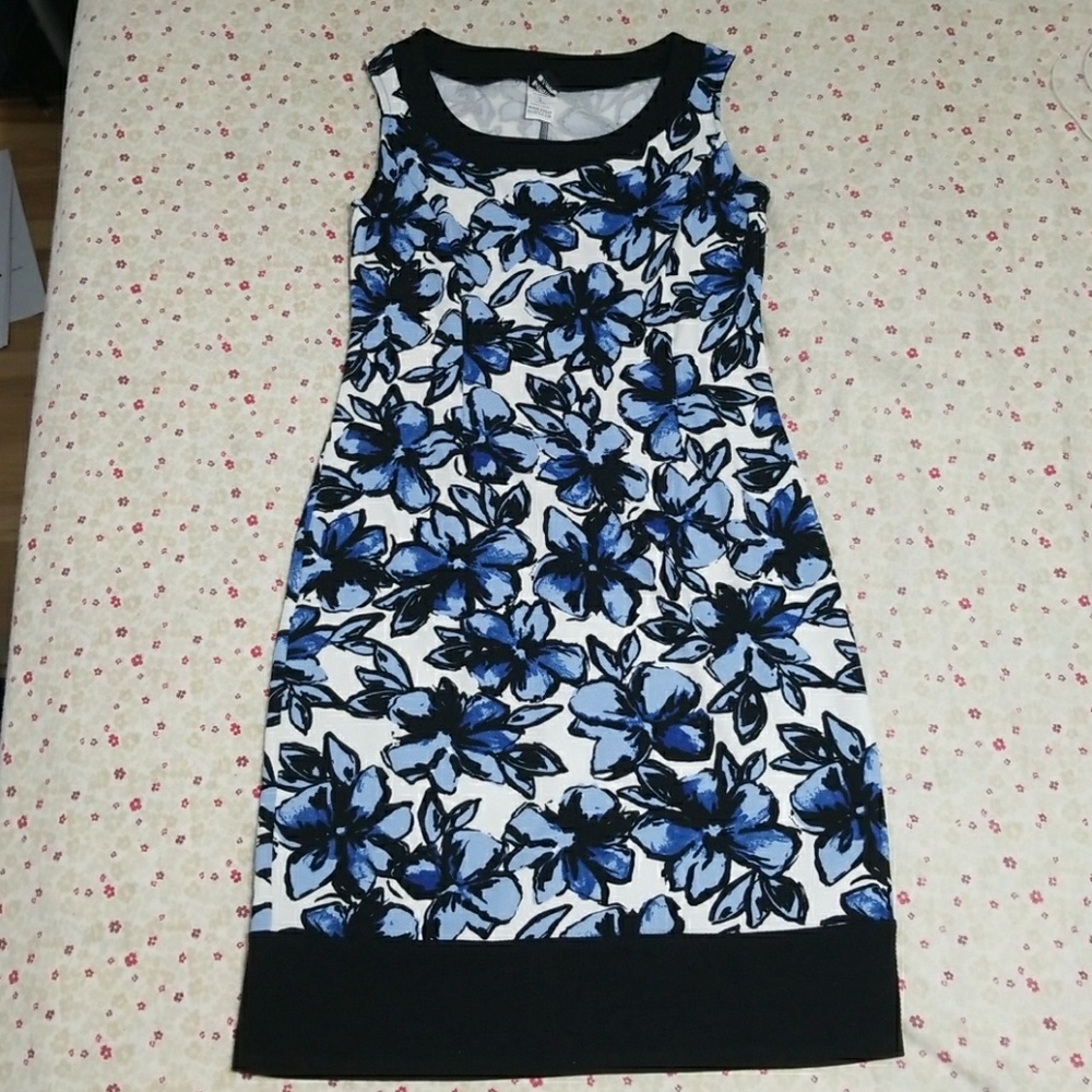 Small - Stella max floral dress *brand new*
